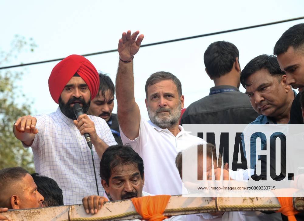 NEW DELHI, INDIA, OCTOBER 12, 2026: Congress leaders Rahul Gandhi and Priyanka Gandhi Vadra take part in a protest march from Barakhamba Road towards the Supreme Court in New Delhi, demanding the resignation of Chief Election Commissioner Gyanesh Kumar over alleged irregularities in the Special Intensive Revision (SIR) of electoral rolls. The Election Commission denies wrongdoing. New Delhi India - ZUMAq101 20261012_zna_q101_205