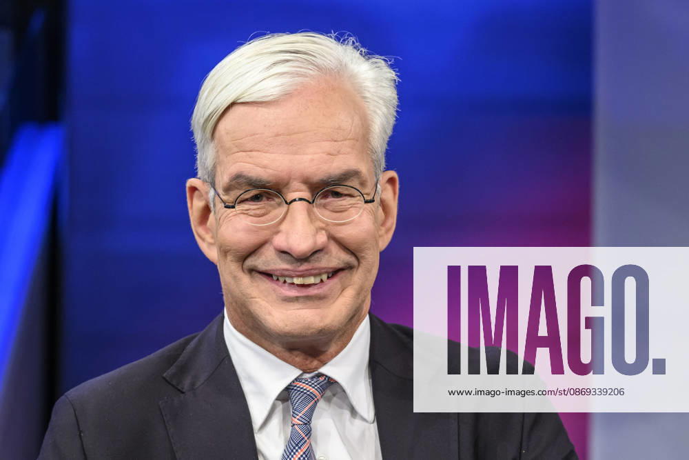 Im Bild v.l.: Mathias Middelberg, CDU (Präsidiumsmitglied), GER, Berlin, Studio, zu Gast bei Maischberger, politische Talkshow, TV, Format, mit Moderatorin Sandra Maischberger, Das Erste, aus Adlershof Am Studio 20, 13.10.2026,