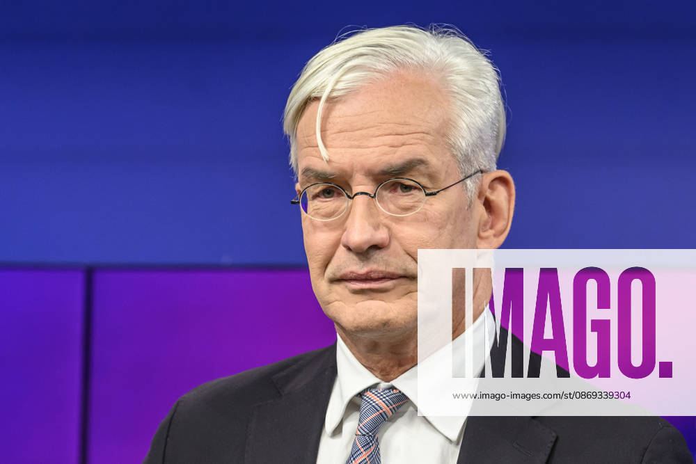 Im Bild v.l.: Mathias Middelberg, CDU (Präsidiumsmitglied), GER, Berlin, Studio, zu Gast bei Maischberger, politische Talkshow, TV, Format, mit Moderatorin Sandra Maischberger, Das Erste, aus Adlershof Am Studio 20, 13.10.2026,