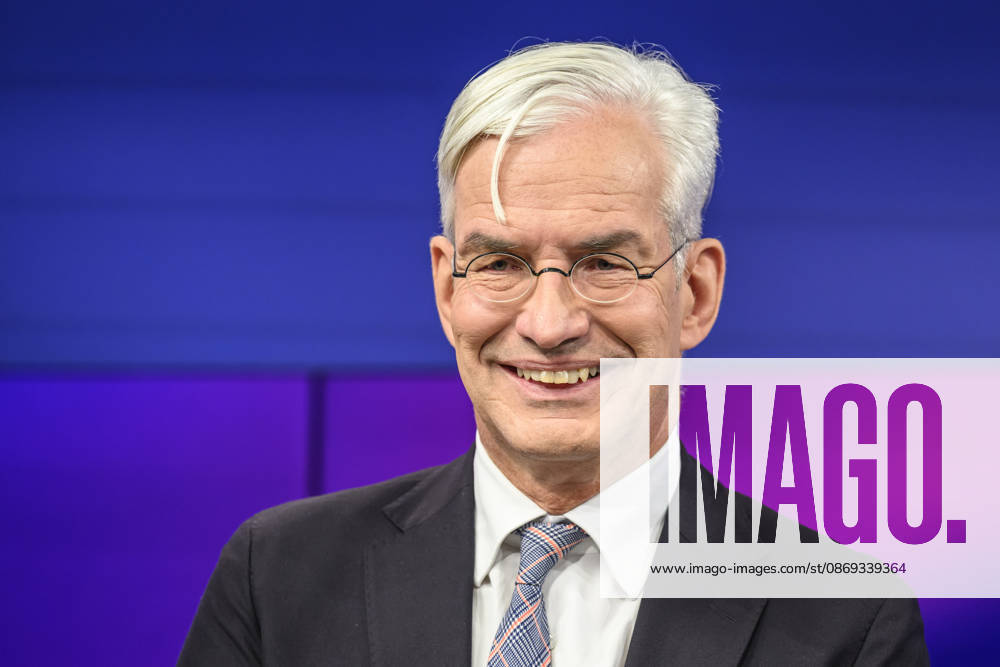 Im Bild v.l.: Mathias Middelberg, CDU (Präsidiumsmitglied), GER, Berlin, Studio, zu Gast bei Maischberger, politische Talkshow, TV, Format, mit Moderatorin Sandra Maischberger, Das Erste, aus Adlershof Am Studio 20, 13.10.2026,