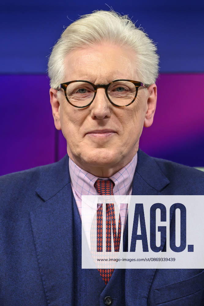Im Bild v.l.: Theo Koll (Journalist und Moderator), GER, Berlin, Studio, zu Gast bei Maischberger, politische Talkshow, TV, Format, mit Moderatorin Sandra Maischberger, Das Erste, aus Adlershof Am Studio 20, 13.10.2026,