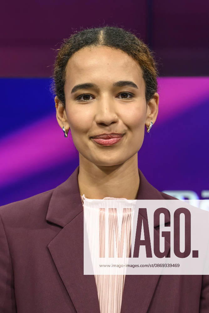 Im Bild v.l.: Alisha Mendgen (Focus), GER, Berlin, Studio, zu Gast bei Maischberger, politische Talkshow, TV, Format, mit Moderatorin Sandra Maischberger, Das Erste, aus Adlershof Am Studio 20, 13.10.2026,