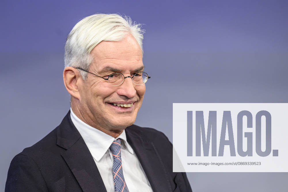 Im Bild v.l.: Mathias Middelberg, CDU (Präsidiumsmitglied), GER, Berlin, Studio, zu Gast bei Maischberger, politische Talkshow, TV, Format, mit Moderatorin Sandra Maischberger, Das Erste, aus Adlershof Am Studio 20, 13.10.2026,