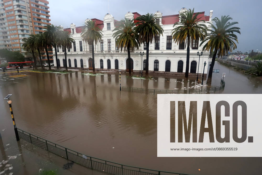 Flooding at the intersection of Viel Avenue and Blanco Encalada Street in downtown Santiago following this afternoon s thunderstorm in the Metropolitan Region. Andrés Rocha, Aton Chile, Santiago, Chile. Aton 1199624