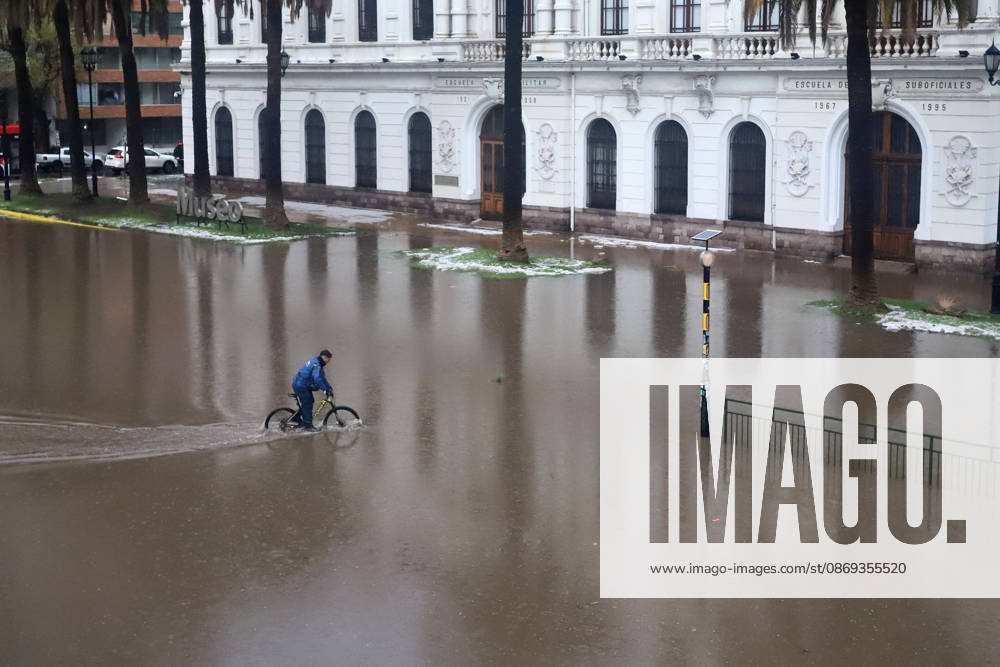 Flooding at the intersection of Viel Avenue and Blanco Encalada Street in downtown Santiago following this afternoon s thunderstorm in the Metropolitan Region. Andrés Rocha, Aton Chile, Santiago, Chile. Aton 1199625