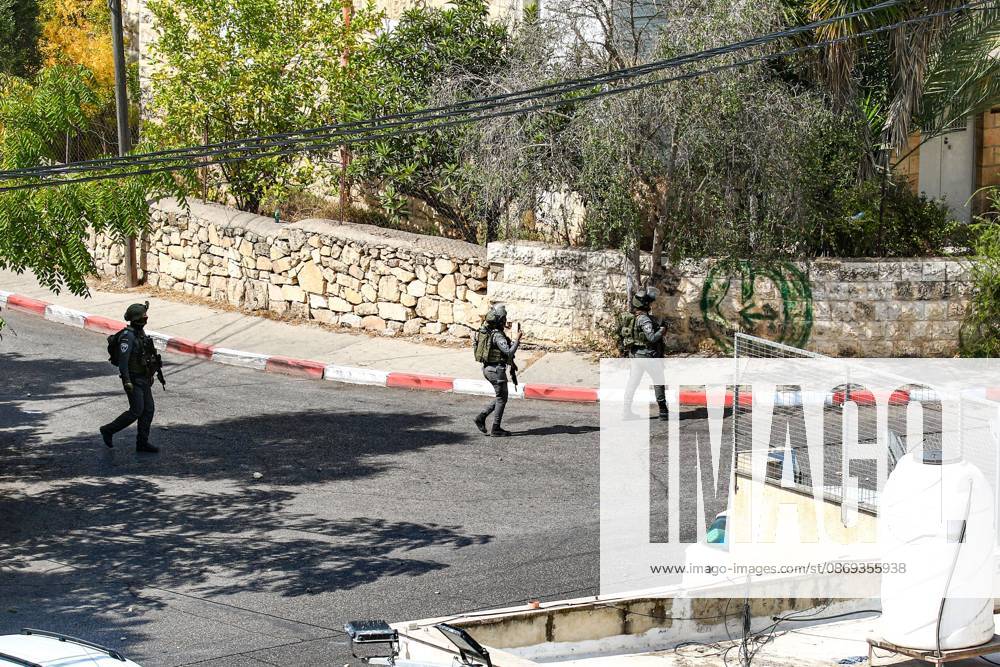 Ramallah, Palestine, State of: RAMALLAH, WEST BANK, PALESTINE, OCTOBER 13, 2026: Israeli forces conduct a raid in Ramallah in the occupied West Bank. The operation includes a raid on the offices of Addameer Prisoner Support and Human Rights Association. The Palestinian Ministry of Health reported two people wounded, including a 14-year-old boy wounded by Israeli gunfire, while several others were treated for tear gas inhalation. Ramallah Palestine, State of - ZUMAq101 20261013_zna_q101_199