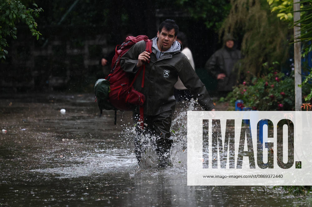 Chile declares a red alert in Santiago following heavy hailstorm SANTIAGO, CHILE - OCTOBER 13: Police officers assist residents in flooded areas of Santiago, Chile, following heavy rain and hail on October 13, 2026. Authorities declared a red alert across the capital as severe precipitation inundated streets, disrupted transportation, and caused widespread urban flooding. Lucas Aguayo Araos Anadolu Santiago Chile. Editorial use only. Please get in touch for any other usage.