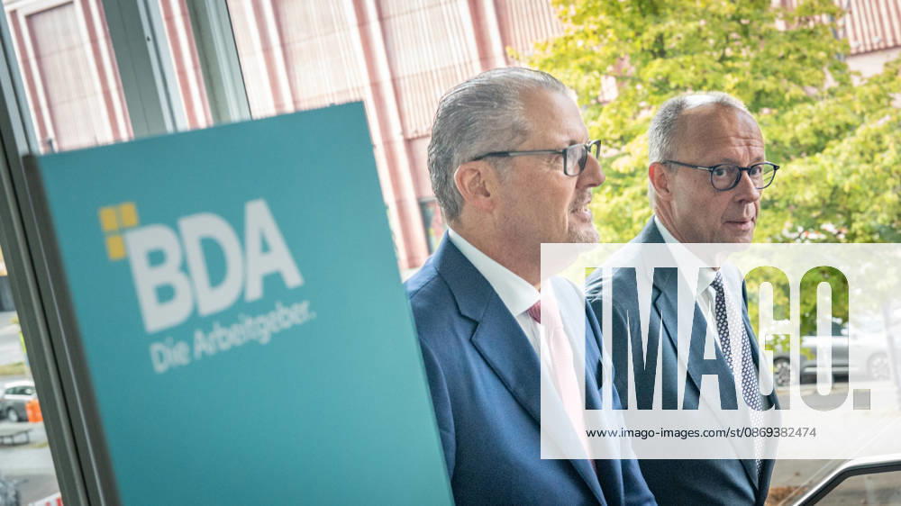 Bundeskanzler Friedrich Merz wird von Rainer Dulger, Präsident Bundesvereinigung der Deutschen Arbeitgeberverbände begrüßt zu Beginn des Arbeitgebertags;Deutsche Arbeitgebertag 2026 - Bundesvereinigung der Deutschen Arbeitgeberverbände BDA, Berlin Berlin Deutschland bcc, Berliner Congress Center