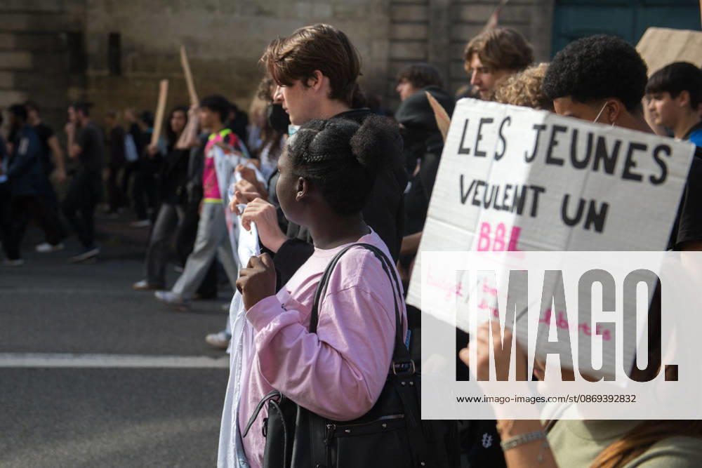 High School Stdent Mobilisation - Bordeaux High school students march with placards through the streets of Bordeaux, France on October 13, 2026, during Act V of the high school student mobilisation against education reforms. Photo by Fabrice Sapte ABACAPRESS.COM Bordeaux France