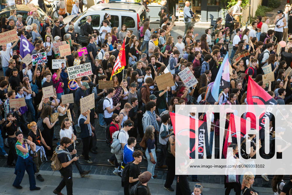 High School Stdent Mobilisation - Bordeaux General view of high school students marching with placards and banners during Act V of the high school student mobilisation in Bordeaux, France on October 13, 2026, against proposed education reforms. Photo by Fabrice Sapte ABACAPRESS.COM Bordeaux France