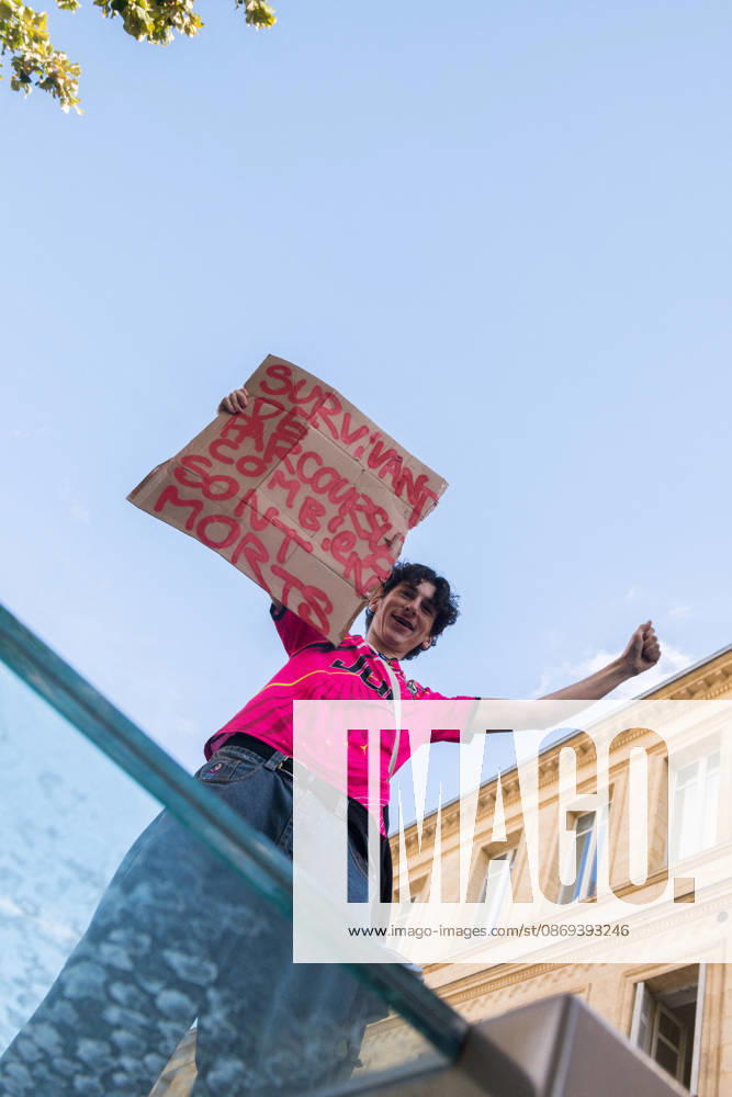 High School Stdent Mobilisation - Bordeaux A protester holds up a placard and raises a fist during Act V of the high school student mobilisation in Bordeaux, France on October 13, 2026, as students demonstrate against education reforms. Photo by Fabrice Sapte ABACAPRESS.COM Bordeaux France