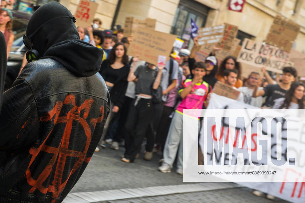 High School Stdent Mobilisation - Bordeaux High school students march with placards through the streets of Bordeaux, France on October 13, 2026, during Act V of the high school student mobilisation against education reforms. Photo by Fabrice Sapte ABACAPRESS.COM Bordeaux France