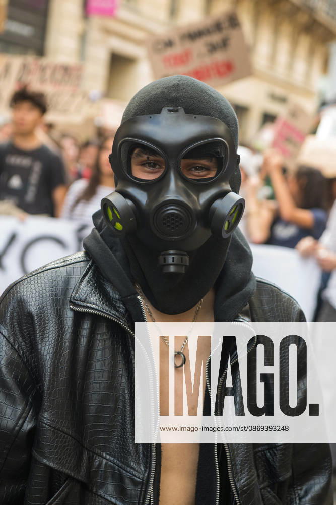 High School Stdent Mobilisation - Bordeaux A protester wearing a balaclava and a gas mask is seen during Act V of the high school student mobilisation in Bordeaux, France on October 13, 2026. Photo by Fabrice Sapte ABACAPRESS.COM Bordeaux France