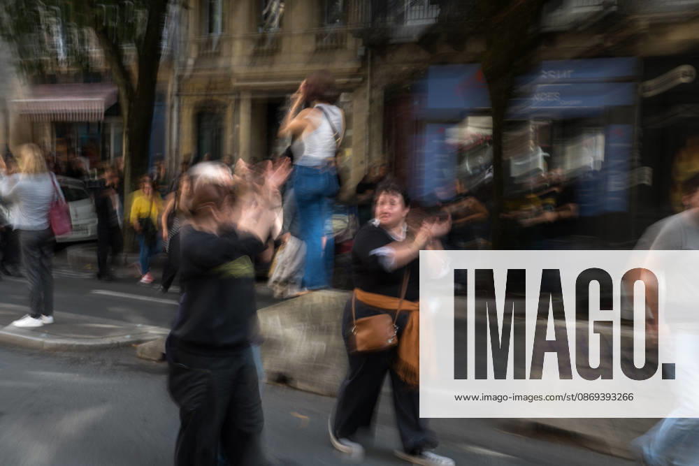 High School Stdent Mobilisation - Bordeaux Protesters clap during Act V of the high school student mobilisation in Bordeaux, France on October 13, 2026. Photograph featuring motion blur. Photo by Fabrice Sapte ABACAPRESS.COM Bordeaux France