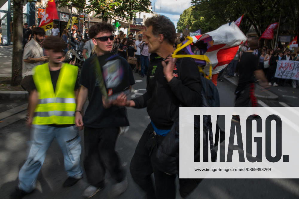High School Stdent Mobilisation - Bordeaux Protesters talk within the march, including one wearing a yellow high-visibility vest, during Act V of the high school student mobilisation in Bordeaux, France on October 13, 2026. Photograph featuring motion blur. Photo by Fabrice Sapte ABACAPRESS.COM Bordeaux France