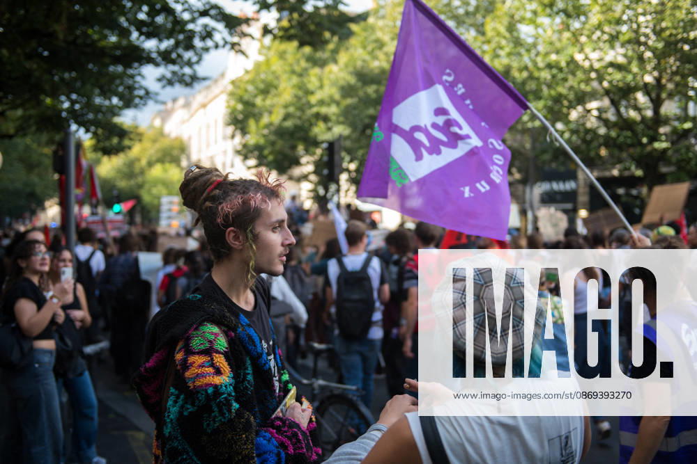High School Stdent Mobilisation - Bordeaux Protesters talk within the march, with a purple trade union flag in the background, during Act V of the high school student mobilisation in Bordeaux, France on October 13, 2026. Photo by Fabrice Sapte ABACAPRESS.COM Bordeaux France