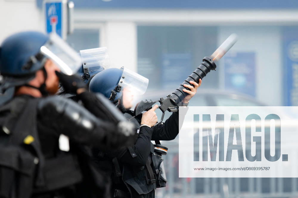 Student Protesters Clash With CRS In Toulouse - France French Police fire LBD (lanceur de balles de défense) during a student protest in Toulouse, France on October 13, 2026. Photo by Nathan Barange ABACAPRESS.COM Toulouse HAUTE-GARONNE France