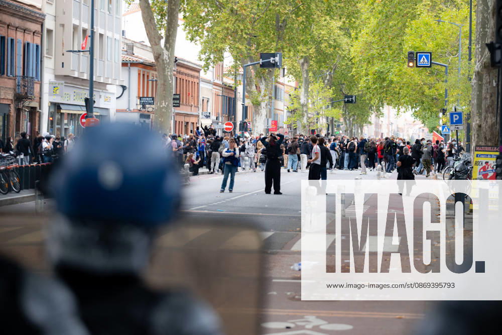 Student Protesters Clash With CRS In Toulouse - France French Gendarmerie and protesters are seen during a student protest in Toulouse, France on October 13, 2026. Photo by Nathan Barange ABACAPRESS.COM Toulouse HAUTE-GARONNE France
