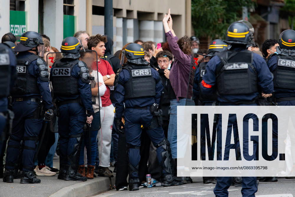 Student Protesters Clash With CRS In Toulouse - France Tense confrontation unfolds between protesters and Compagnies Républicaines de Sécurité (CRS) during a student demonstration in Toulouse, France on October 13, 2026. Photo by Nathan Barange ABACAPRESS.COM Toulouse HAUTE-GARONNE France