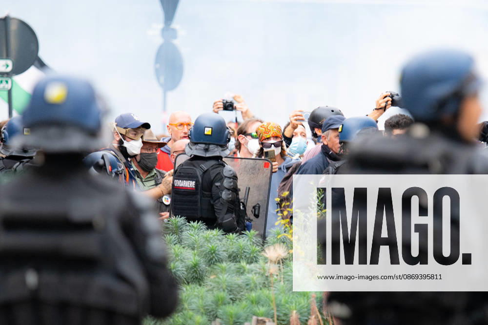Student Protesters Clash With CRS In Toulouse - France French Gendarmerie and protesters are seen during a student protest in Toulouse, France on October 13, 2026. Photo by Nathan Barange ABACAPRESS.COM Toulouse HAUTE-GARONNE France