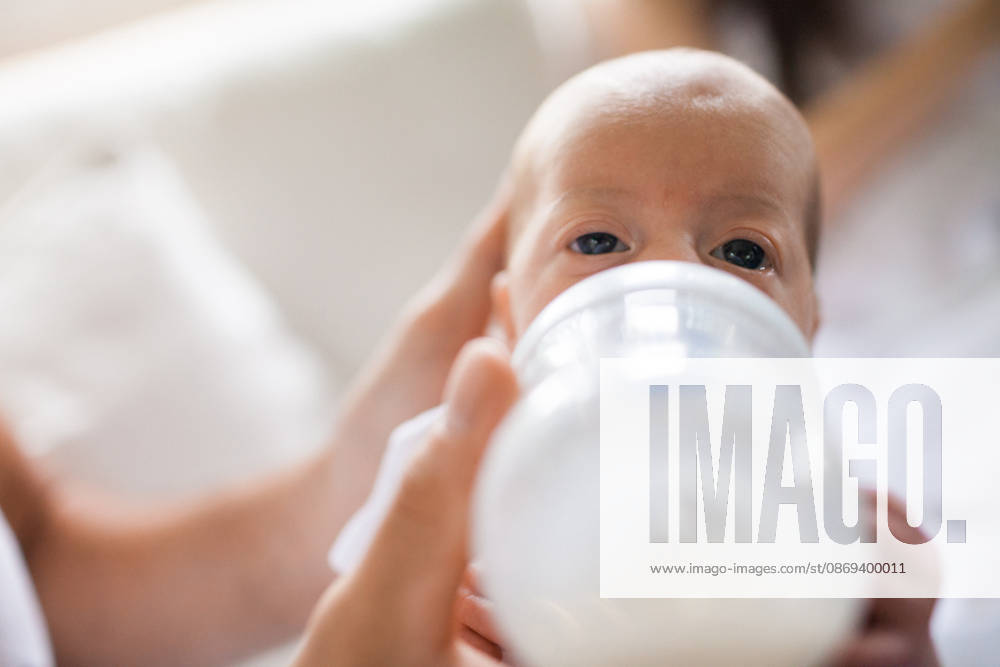 A father bottle feeds his newborn baby Langley, British Columbia, Canada CR_JDIP261012B-2128326-01 ,model released, Symbolfoto ,property released