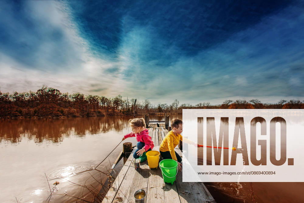 Young boy and girl play on a dock by a lake Tulsa, Oklahoma, United States CR_KRRY261013-2130221-01 ,model released, Symbolfoto ,property released