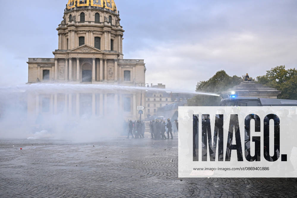 High school students and autonomous protesters clash with riot police in Paris, October 13, 2026. - 13 10 2026 - France Ile-de-France (region) Paris - JulienxMattiax Pictorium LePictorium_0343236