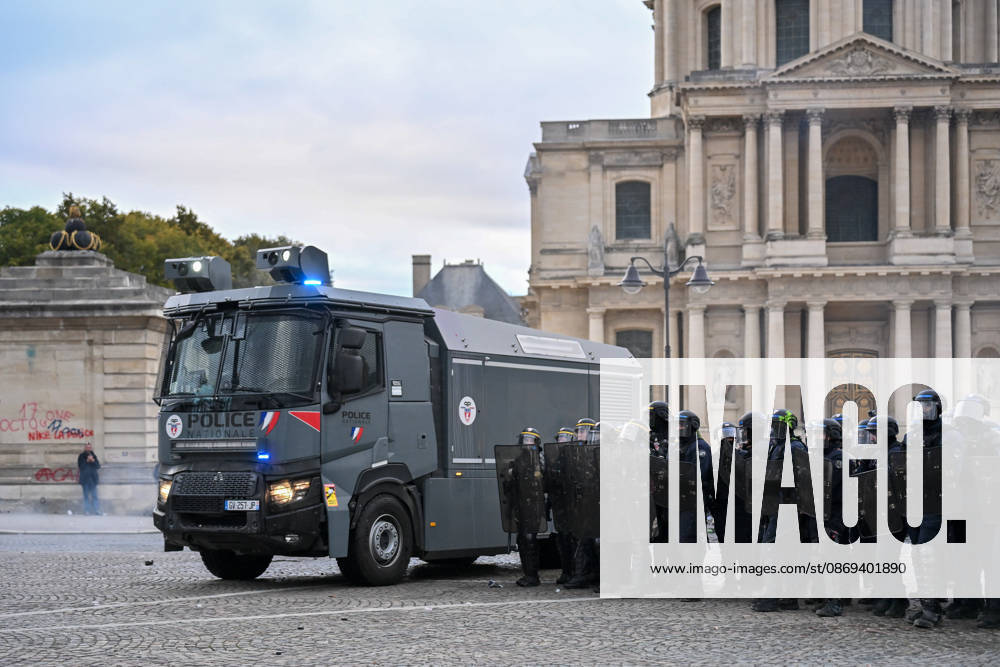 High school students and autonomous groups clash with riot police in Paris, October 13, 2026. - 13 10 2026 - France Ile-de-France (region) Paris - JulienxMattiax Pictorium LePictorium_0343239