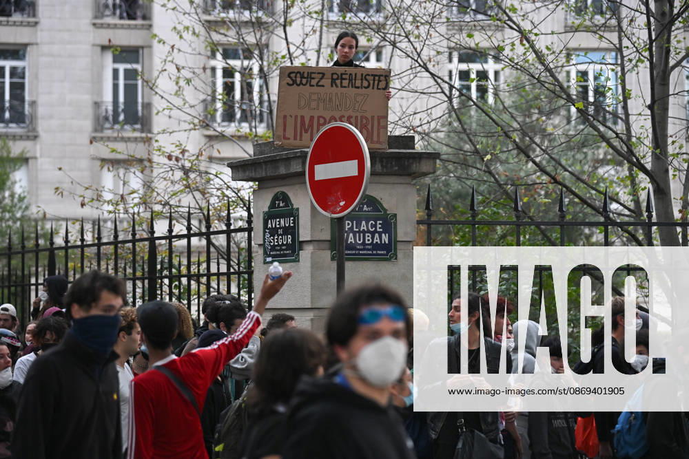High school students and autonomous groups clash with riot police in Paris on October 13, 2026. - 13 10 2026 - France Ile-de-France (region) Paris - JulienxMattiax Pictorium LePictorium_0343249