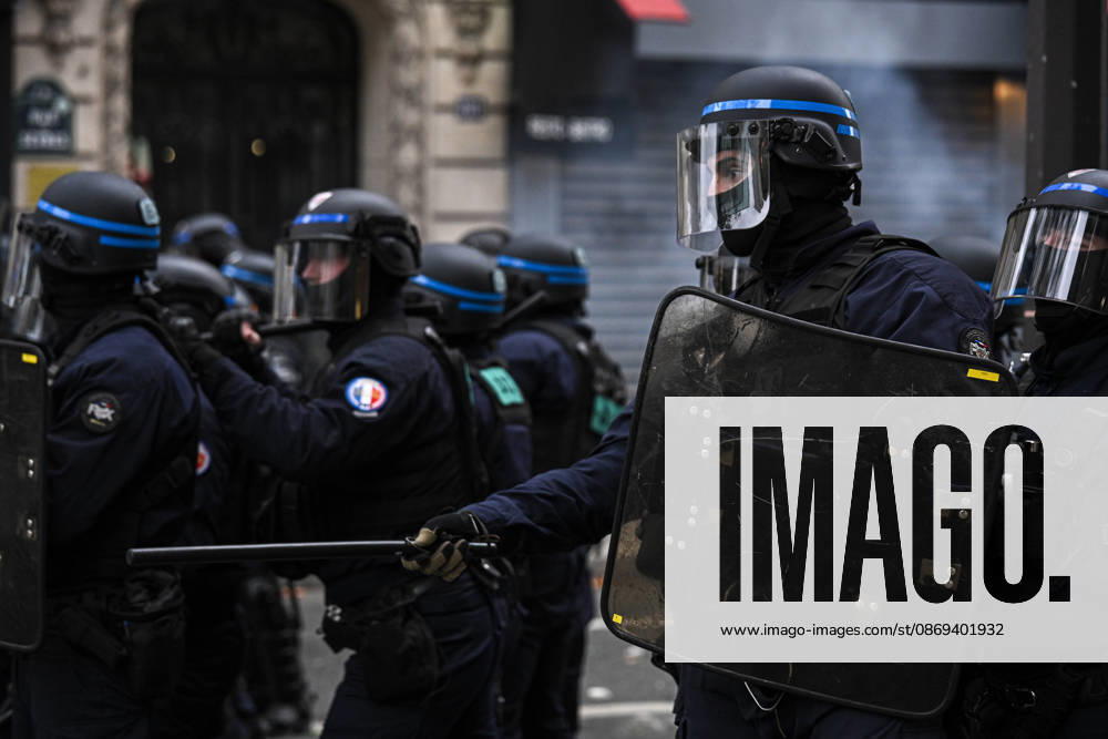 High school students and autonomous groups clash with riot police in Paris on October 13, 2026. - 13 10 2026 - France Ile-de-France (region) Paris - JulienxMattiax Pictorium LePictorium_0343270