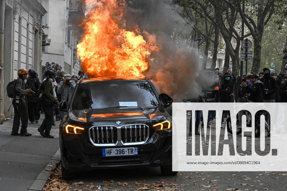 A car on fire near Place Vauban in Paris on October 13, 2026. - 13 10 2026 - France Ile-de-France (region) Paris - JulienxMattiax Pictorium LePictorium_0343292