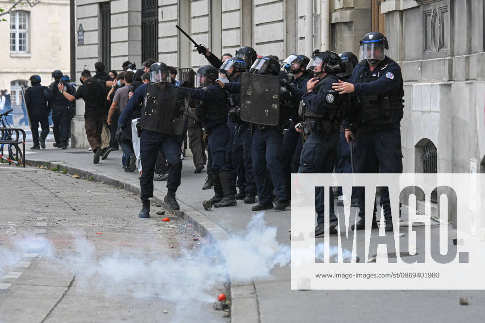 High school students and autonomous groups clash with riot police in Paris on October 13, 2026. - 13 10 2026 - France Ile-de-France (region) Paris - JulienxMattiax Pictorium LePictorium_0343297