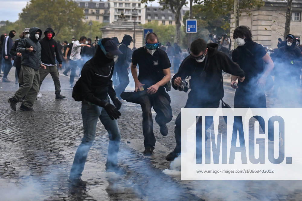 High school students and autonomous groups clash with riot police in Paris, October 13, 2026. - 13 10 2026 - France Ile-de-France (region) Paris - JulienxMattiax Pictorium LePictorium_0343314