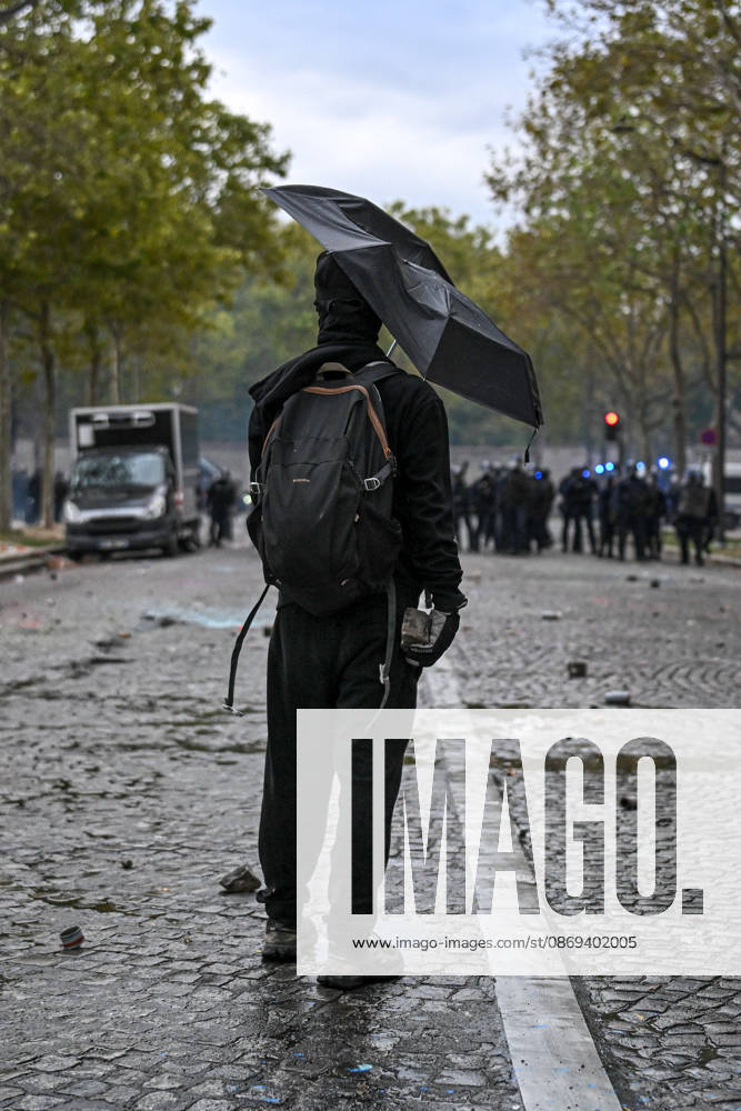 High school students and autonomous groups clash with riot police in Paris, October 13, 2026. - 13 10 2026 - France Ile-de-France (region) Paris - JulienxMattiax Pictorium LePictorium_0343316
