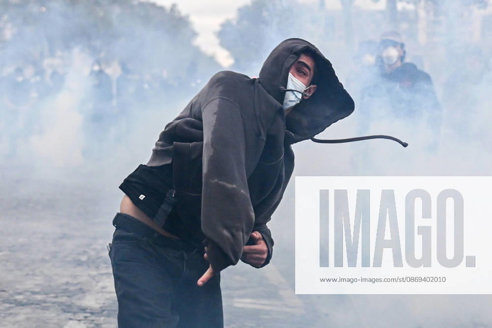 High school students and autonomous groups clash with riot police in Paris, October 13, 2026. - 13 10 2026 - France Ile-de-France (region) Paris - JulienxMattiax Pictorium LePictorium_0343319