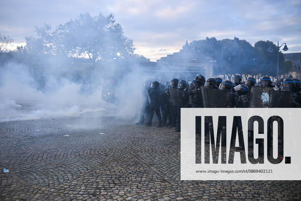 High school and autonomous protesters clash with riot police in Paris on October 13, 2026. - 13 10 2026 - France Ile-de-France (region) Paris - JulienxMattiax Pictorium LePictorium_0343240