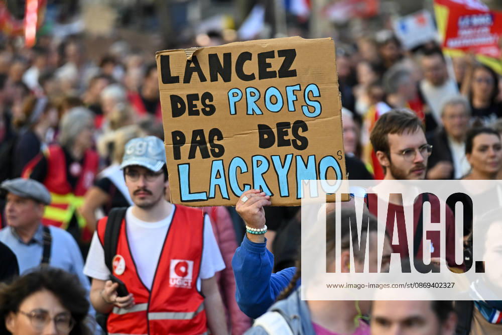 Students and Workers Unions protests converge at Place Vauban, Paris, on October 13, 2026. - 13 10 2026 - France Ile-de-France (region) Paris - JulienxMattiax Pictorium LePictorium_0343254