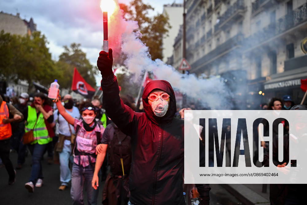 High school students and autonomous protesters clash with riot police in Paris, October 13, 2026. - 13 10 2026 - France Ile-de-France (region) Paris - JulienxMattiax Pictorium LePictorium_0343267