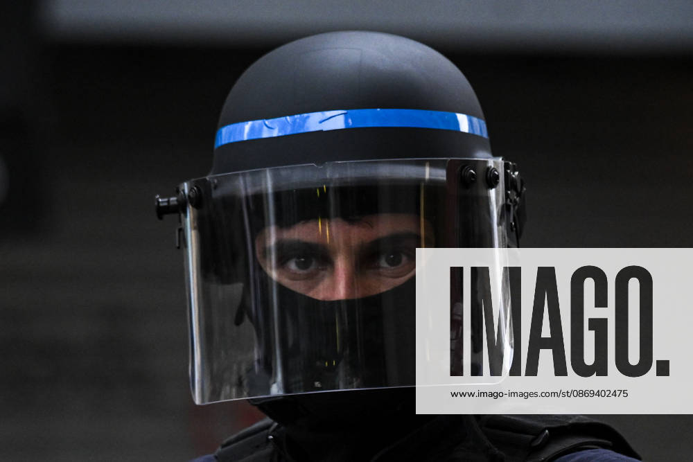 High school students and autonomous groups clash with riot police in Paris, October 13, 2026. - 13 10 2026 - France Ile-de-France (region) Paris - JulienxMattiax Pictorium LePictorium_0343269