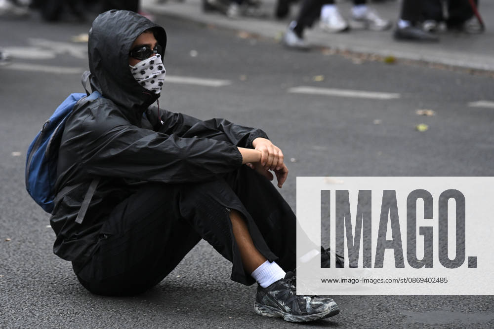 High school students and autonomous groups clash with riot police in Paris, October 13, 2026. - 13 10 2026 - France Ile-de-France (region) Paris - JulienxMattiax Pictorium LePictorium_0343272