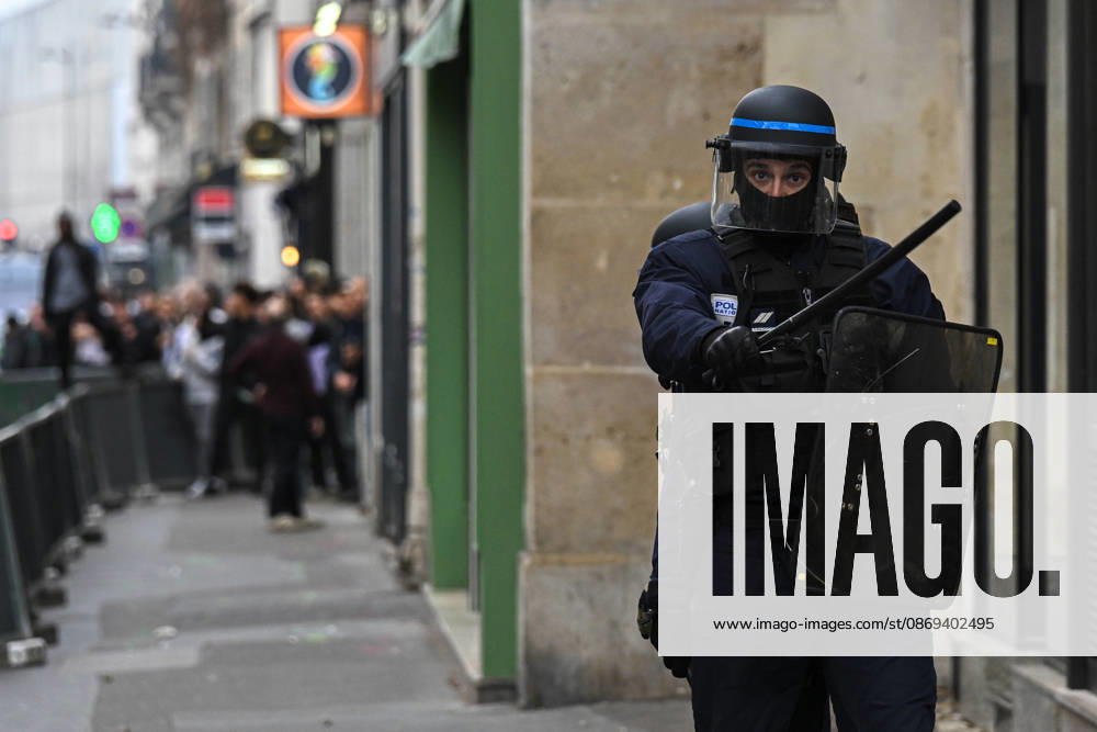 High school students and autonomous groups clash with riot police in Paris, October 13, 2026. - 13 10 2026 - France Ile-de-France (region) Paris - JulienxMattiax Pictorium LePictorium_0343273