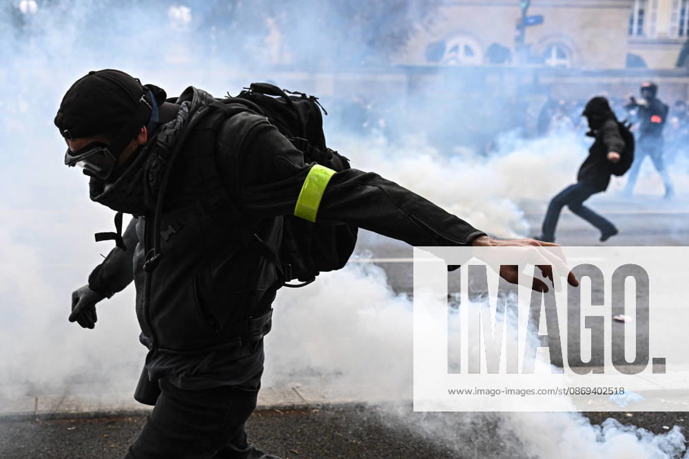 High school students and autonomous groups clash with riot police in Paris, October 13, 2026. - 13 10 2026 - France Ile-de-France (region) Paris - JulienxMattiax Pictorium LePictorium_0343278