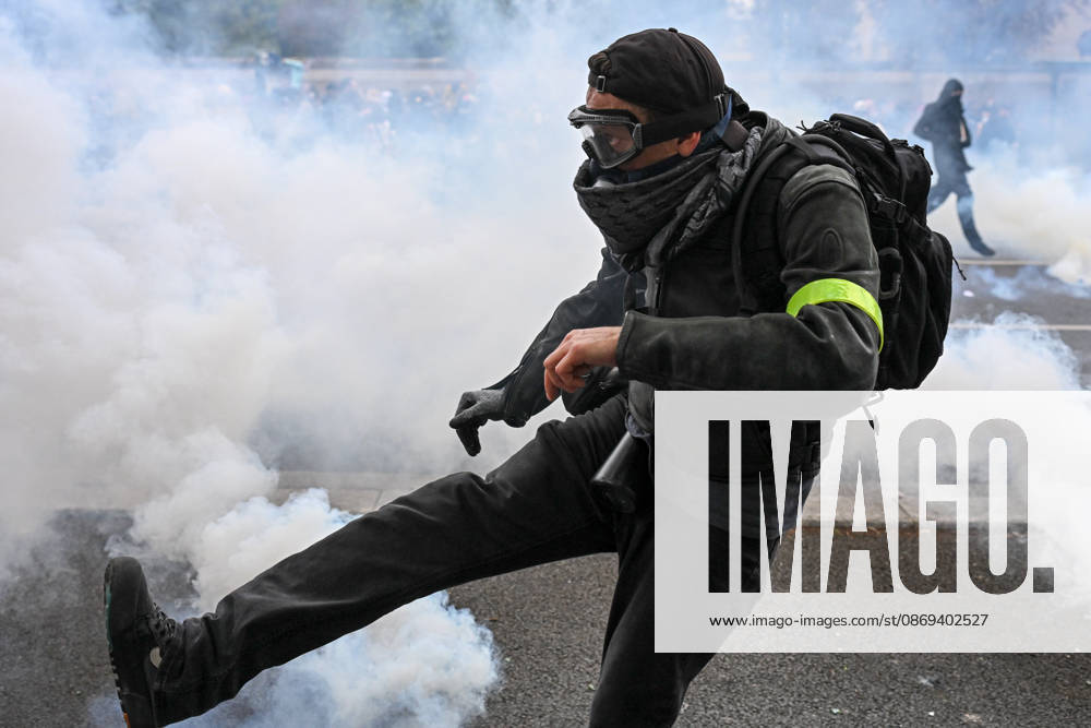 High school students and autonomous groups clash with riot police in Paris, October 13, 2026. - 13 10 2026 - France Ile-de-France (region) Paris - JulienxMattiax Pictorium LePictorium_0343279