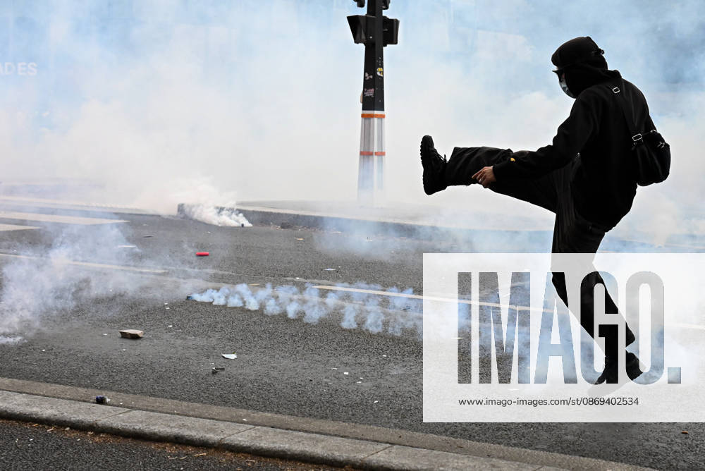 High school students and autonomous groups clash with riot police in Paris, October 13, 2026. - 13 10 2026 - France Ile-de-France (region) Paris - JulienxMattiax Pictorium LePictorium_0343281