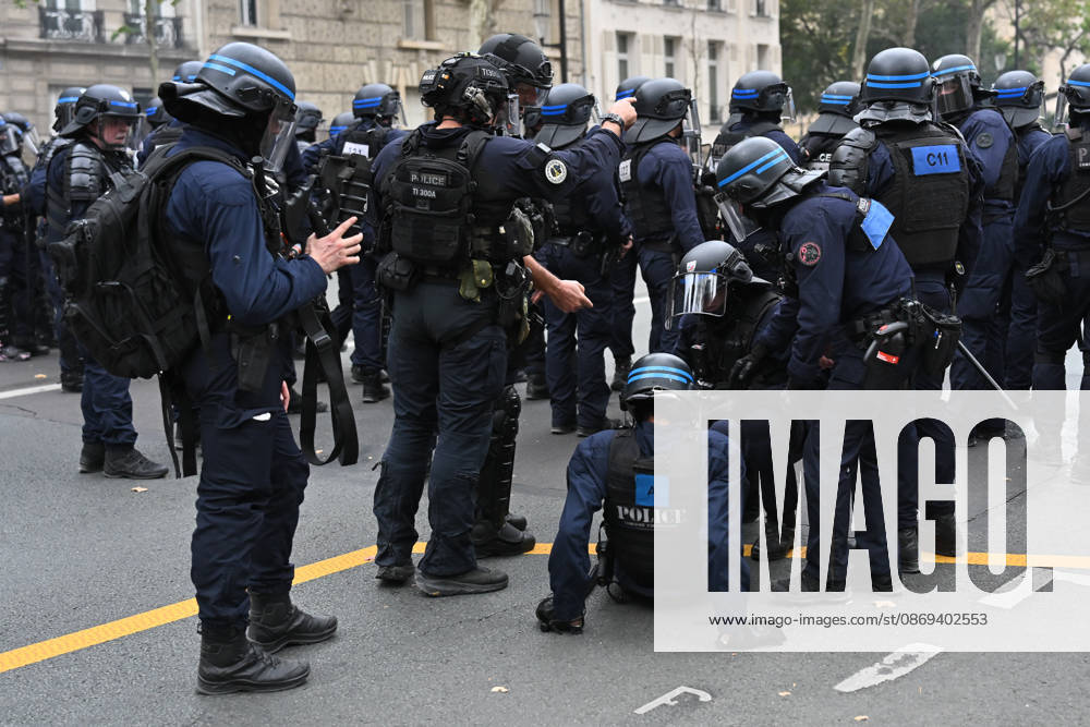 High school students and autonomous protesters clash with riot police in Paris on October 13, 2026. - 13 10 2026 - France Ile-de-France (region) Paris - JulienxMattiax Pictorium LePictorium_0343289