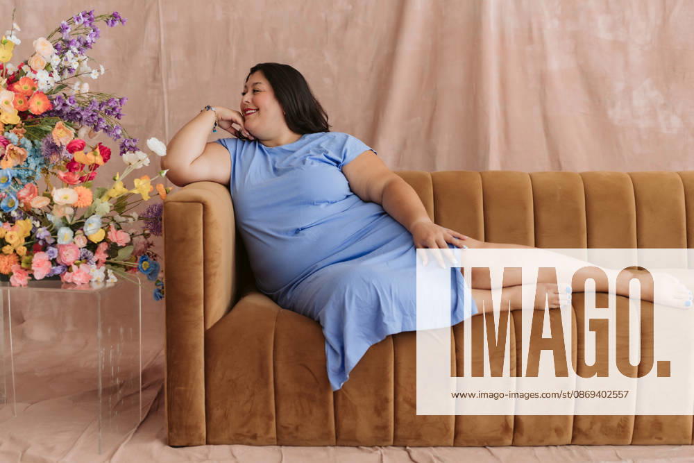 Social Media Creator sits on Couch Cincinnati, Ohio, United States CR_QUNR260930-2131872-01 ,model released, Symbolfoto ,property released