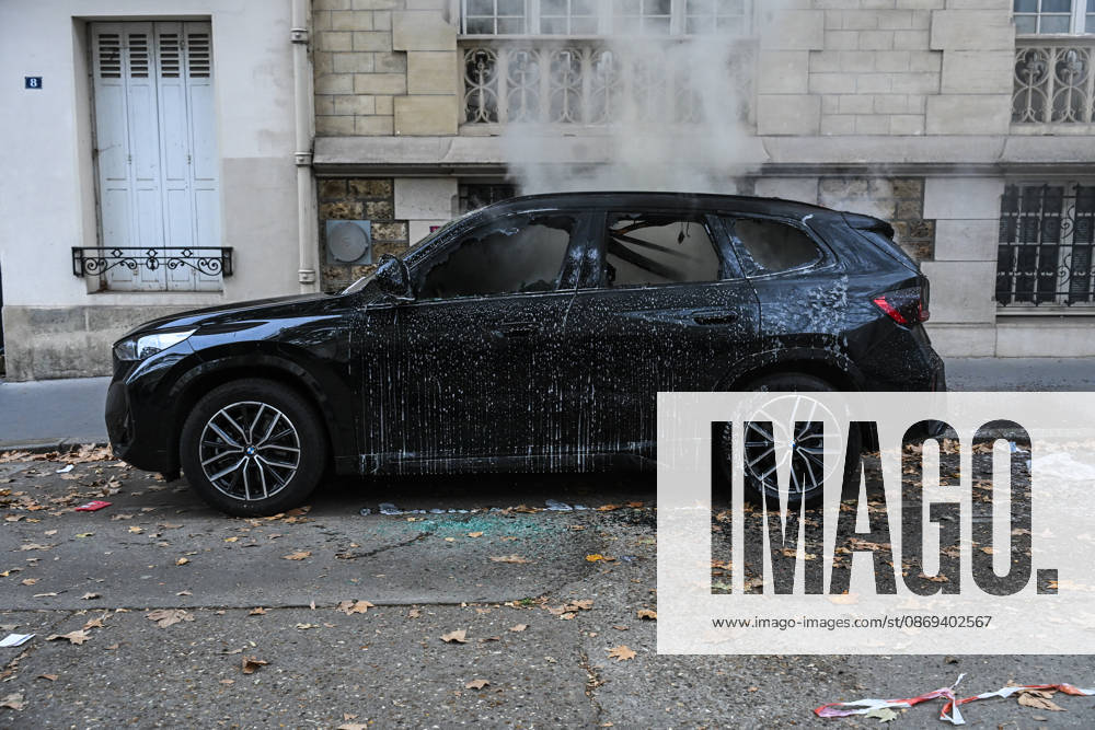 A car on fire near Place Vauban in Paris on October 13, 2026. - 13 10 2026 - France Ile-de-France (region) Paris - JulienxMattiax Pictorium LePictorium_0343295