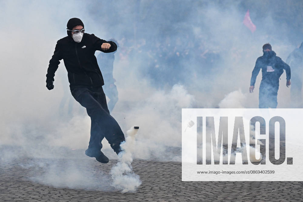 High school students and autonomous groups clash with riot police in Paris on October 13, 2026. - 13 10 2026 - France Ile-de-France (region) Paris - JulienxMattiax Pictorium LePictorium_0343307