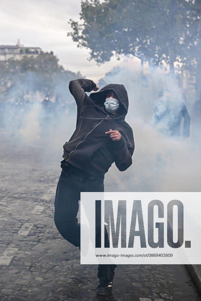 High school and autonomous protesters clash with riot police in Paris on October 13, 2026. - 13 10 2026 - France Ile-de-France (region) Paris - JulienxMattiax Pictorium LePictorium_0343317