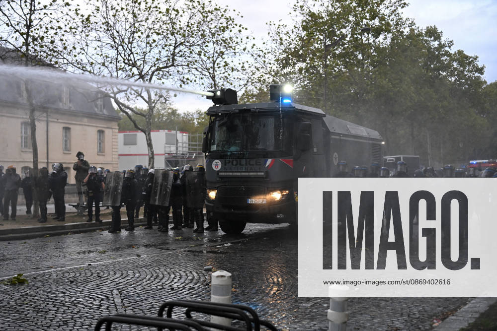 High school students and autonomous groups clash with riot police in Paris, October 13, 2026. - 13 10 2026 - France Ile-de-France (region) Paris - JulienxMattiax Pictorium LePictorium_0343323